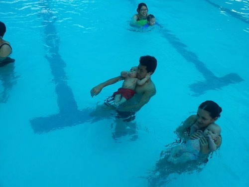 Vợ chồng chị Ngọc Anh (Xã Đàn, Hà Nội) cho con học bơi từ khi bé mới 5 tháng tuổi.