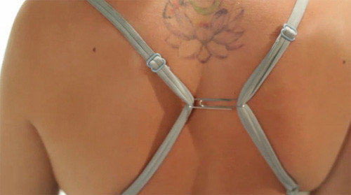 1. Các dáng áo ba lỗ khi mặc sẽ khiến bạn dễ bị lộ dây áo ngực. Để khắc phục điều này, bạn chỉ cần dùng một chiếc ghim kẹp giấy để cố định hai dây áo sau lưng. 2-2649-1407126716.jpg