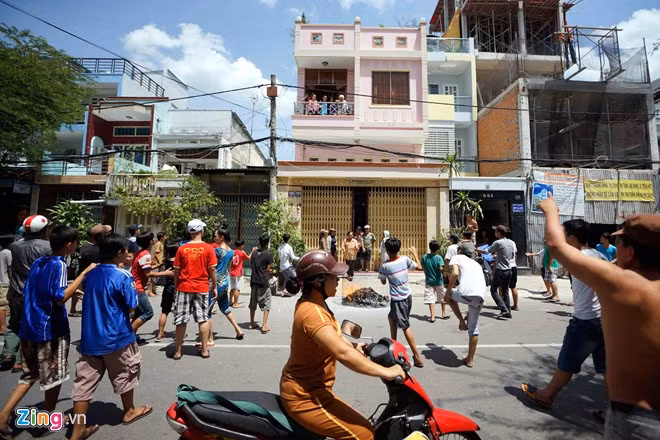 Cũng từ phong tục này, xuất hiện những người chuyên đi cướp đồ cúng.