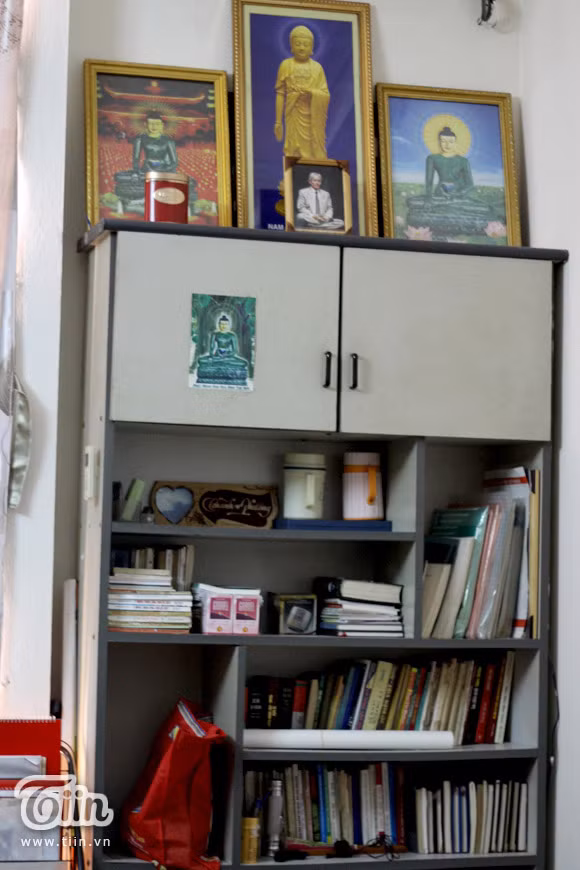 Góc học tập nhiều màu sắc của nam sinh thích bò sát mê chụp ảnh