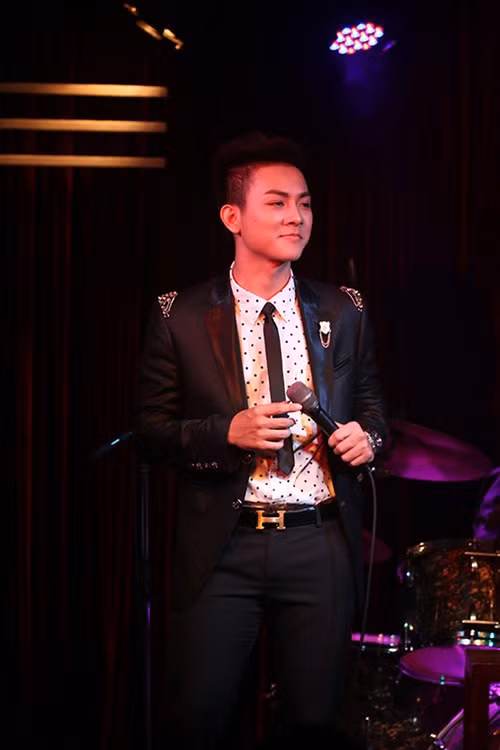 Bố mẹ đẻ Hoài Lâm tháp tùng con trai đi hát - 4