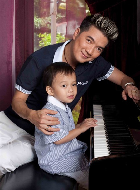 "Ông hoàng nhạc Việt" Mr Đàm nổi tiếng là một ông bố rất yêu thương con. bo-sao-viet-chieu-con