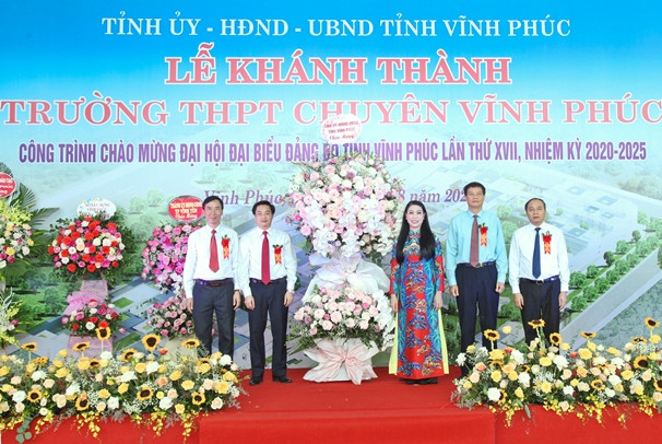 Thường trực Tỉnh ủy Vĩnh Phúc tặng hoa chúc mừng nhà trường Thường trực Tỉnh ủy Vĩnh Phúc tặng hoa chúc mừng nhà trường