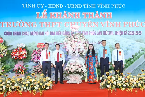 Thường trực Tỉnh ủy Vĩnh Phúc tặng hoa chúc mừng nhà trường