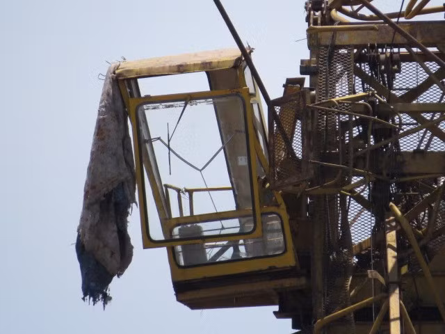 Chiếc cần cẩu đổ sụp trong quá trình thi công