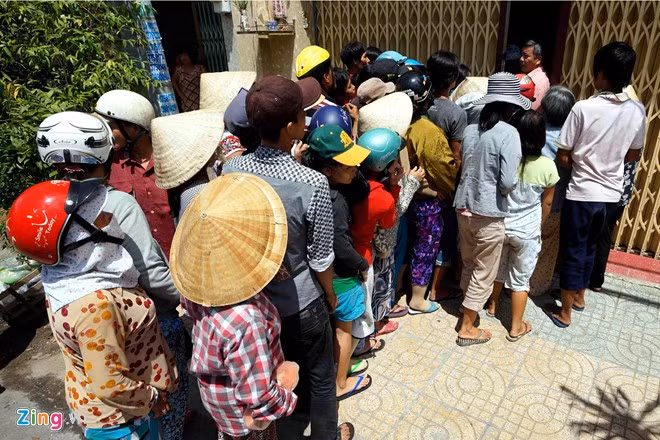 Tháng bảy cũng là dịp để nhiều người dân tỏ lòng từ thiện đối với người nghèo, bằng cách phát gạo và thức ăn cho họ.