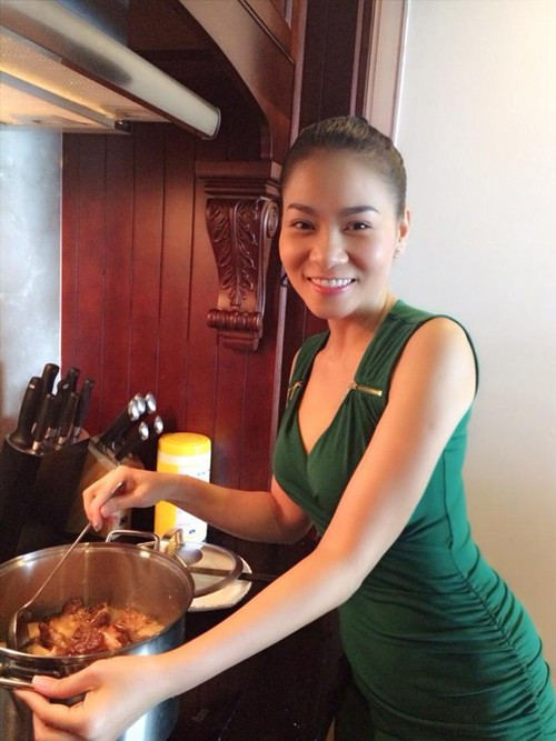 Hình ảnh Thu Minh kho thịt vào dịp tết từng được fan của cô chia sẻ với tốc độ chóng mặt. Những nàng dâu vừa xinh vừa đảm trong showbiz Việt