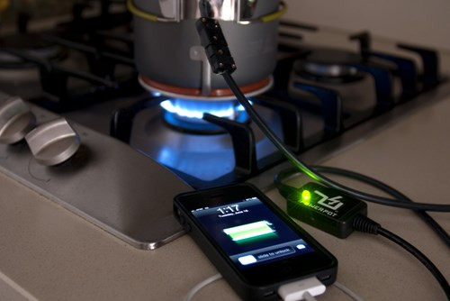 Vừa nấu ăn vừa có thể sạc pin.