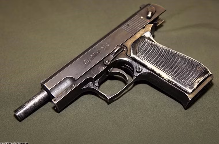 Tận mắt mẫu súng lục “khủng” của đặc nhiệm Nga ảnh 4