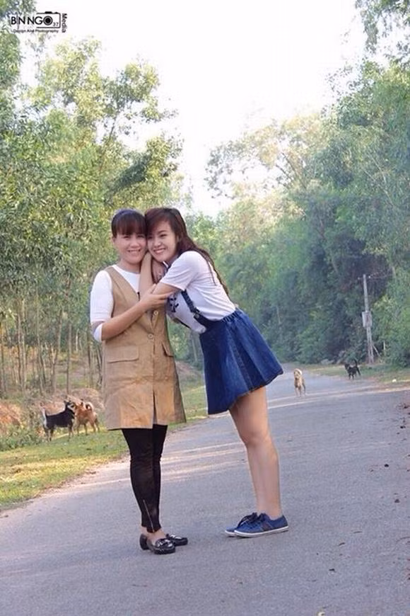 Ba Tung, ba tung chup anh truoc quat, hinh anh ngoan hien cua Ba Tung, Ba Tung o thon que, Le Thi Huyen Anh