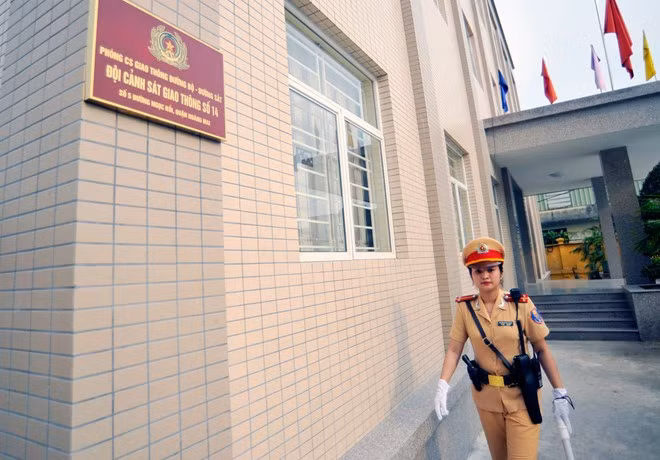 Nữ cảnh sát giao thông xinh đẹp đứng chốt phía Nam Hà Nội