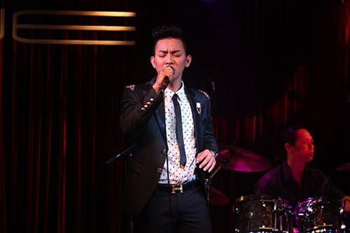 Hoài Lâm thành danh, bố mẹ đẻ ra mặt ảnh 9 Bố mẹ đẻ Hoài Lâm tháp tùng con trai đi hát - 9