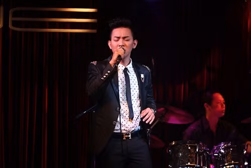 Bố mẹ đẻ Hoài Lâm tháp tùng con trai đi hát - 9