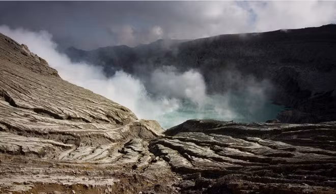 Công việc khai thác lưu huỳnh của người dân nơi đây vô cùng vất vả. Vì vậy, hầu hết công nhân này đều có vấn đề với hệ hô hấp do hít khí độc trong thời gian dài. Ảnh: BBC.
