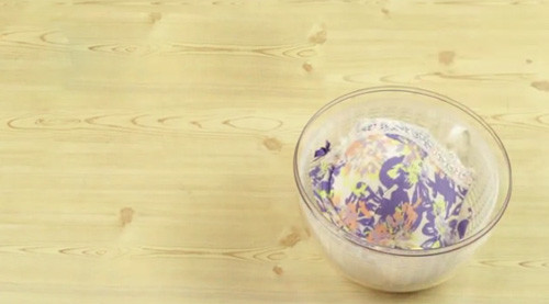 6. Sau khi giặt tay, cách làm khô áo nhanh, tiện mà lại an toàn là dùng máy quay rau (loại dụng cụ làm ráo nước sau khi rửa rau). Bởi việc vắt không khéo có thể khiến áo bị móp, trong khi đó cơ chế làm khô của máy quay rau khá giống máy giặt. 7-2791-1407126717.jpg