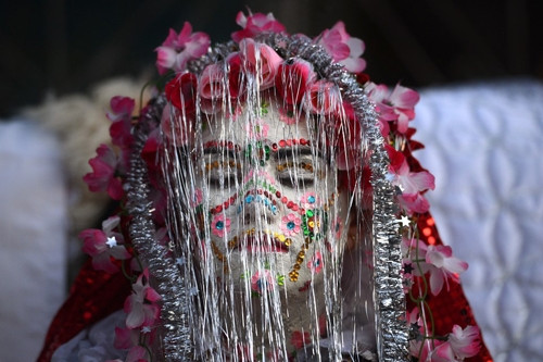 Xem cô dâu khắp thế giới trang điểm trong ngày cưới ảnh 6