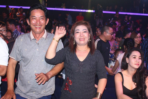 Hai vợ chồng chia sẻ niềm hạnh phúc khi các ống kính cùng hướng về phía mình. IMG-9994-JPG-3202-1402798864.jpg