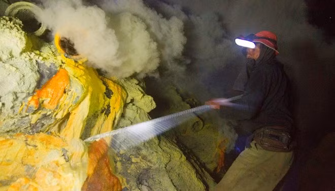 Khí độc khiến công nhân khai thác khó thở và chảy nước mắt. Nếu không làm quen, thợ mỏ sẽ bị đau đầu chỉ trong vài giây. Khí sulfuric của miệng núi lửa cũng được người dân khai thác để lấy lưu huỳnh. Họ chuyển khí qua một mạng lưới ống dẫn hơi đốt làm bằng gốm, kết quả thu được là lưu huỳnh nóng chảy cô đặc. Ảnh: BBC.