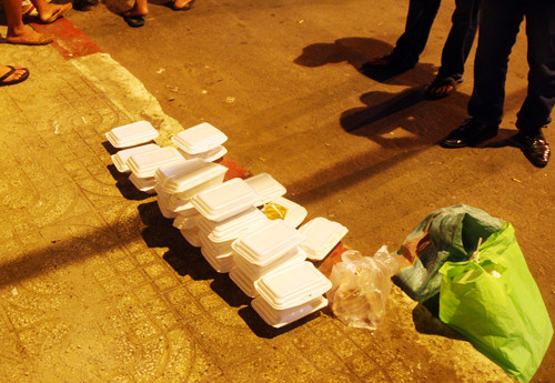 Những hộp cơm từ thiện của nạn nhân còn lại ở hiện trường. Ảnh: An Nhơn