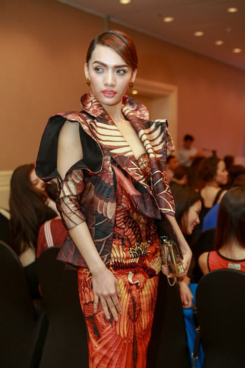 Học trò của Võ Hoàng Yến - Cù Ngọc Quý - cũng nhận được đánh giá tương tự khi diện bộ cánh có quá nhiều chi tiết rối mắt. Thiết kế phù hợp với sàn diễn ấn tượng được ứng dụng không phù hợp khi tham dự sự kiện hay họp báo. Nữ người mẫu trở thành điểm nhấn lạc tông tại buổi ra mắt cuộc thi tìm kiếm người mẫu trẻ. Hoàng Yến lọt nhóm sao xấu của tuần vì trang phục diêm dúa