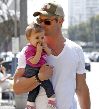 Khoảnh khắc ấm áp tình cha con của sao Hollywood ảnh 6