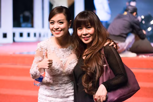 hoàng thùy linh và mẹ