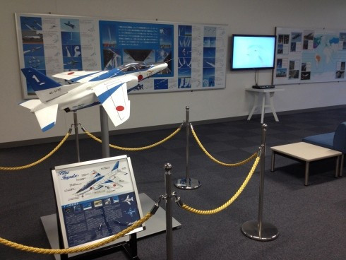 Mô hình F-1, máy bay phản lực đầu tiên được chế tạo tại đất nước mặt trời mọc. Ký hiệu không quân Nhật Bản quanh máy bay gợi nhắc du khách về lịch sử hàng không nước này gắn liền với quân sự. Ảnh: Stars and Stripes Trong bảo tàng