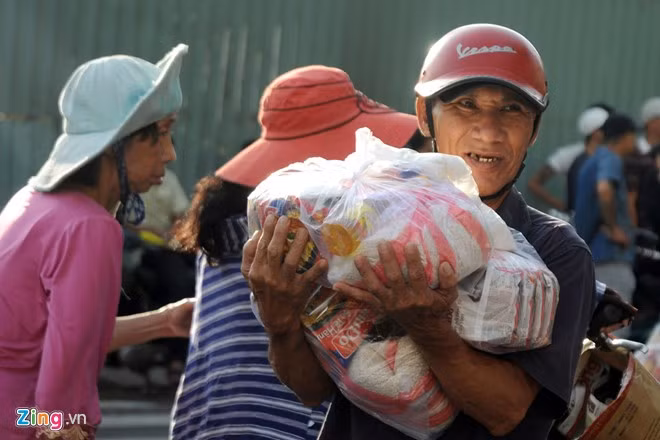 Gạo, mì gói, dầu ăn…là những thực phẩm được phân phát nhiều cho người nghèo dịp rằm tháng bảy.