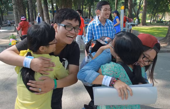 Giới trẻ Sài Gòn xuống đường ôm người xa lạ