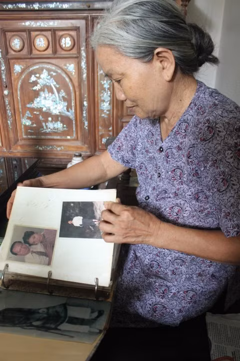 Bà Quý lần giở những tư liệu liên quan đến cha mình.