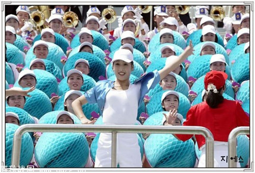 Hãng tin Reuters cho hay Bình Nhưỡng sẽ cử đội cổ động đến tham dự đại hội thể thao châu Á lần thứ 17 tại thành phố Incheon, Hàn Quốc. Đây được xem như một cử chỉ hòa bình của nước này sau hàng loạt các vụ phóng tên lửa thời gian gần đây. Trong hình là đội cổ vũ của đội tuyển bóng đá Triều Tiên tại World Cup 2010 ở Nam Phi. Ảnh: KCNA Đội cổ vũ của đội tuyển bóng đá Triều Tiên tại World Cup 2010 tại Nam Phi. Ảnh: KCNA