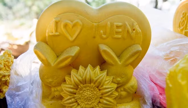 Trong những năm gần đây, ngành du lịch đã phát triển tương đối mạnh mẽ ở Ijen. Trước đây, thợ mỏ chủ yếu sống bằng số tiền mà họ kiếm được thông qua công việc khai thác lưu huỳnh, nay họ có thể kiếm thêm thu nhập bằng việc chế tác lưu huỳnh khô thành những món quà độc đáo. Ảnh: BBC.