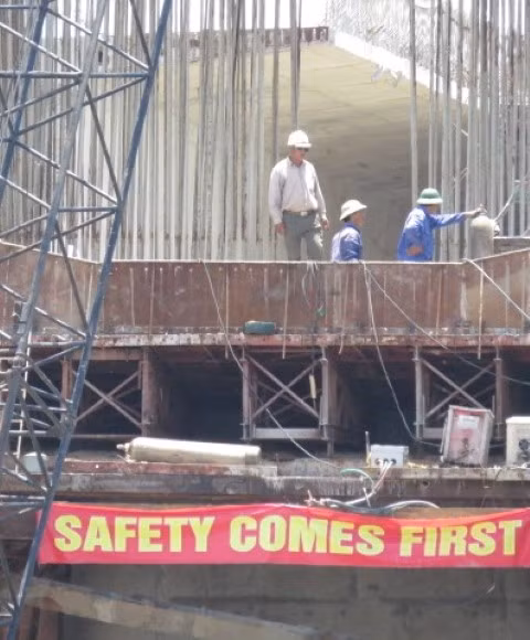 Công nhân tại nơi xảy ra vụ tai nạn