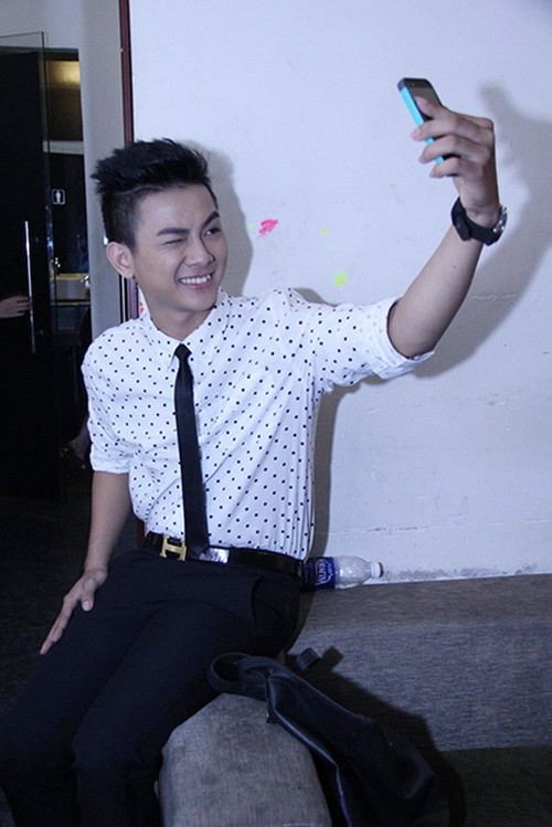 Hoài Lâm thành danh, bố mẹ đẻ ra mặt ảnh 1 Bố mẹ đẻ Hoài Lâm tháp tùng con trai đi hát - 1