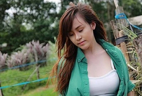 FB sao: Chán tắm sông, gặt lúa, bà Tưng vào... chuồng ngựa