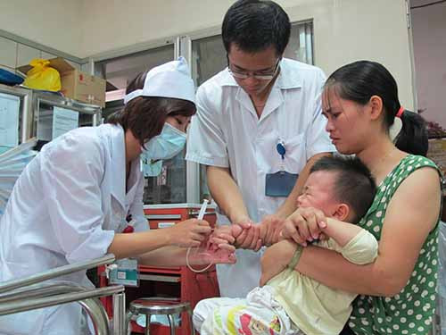 Bệnh nhi này được may mắn cứu sống trong hàng chục trẻ cấp cứu vì hóc thạch Bệnh nhi này được may mắn cứu sống trong hàng chục trẻ cấp cứu vì hóc thạch