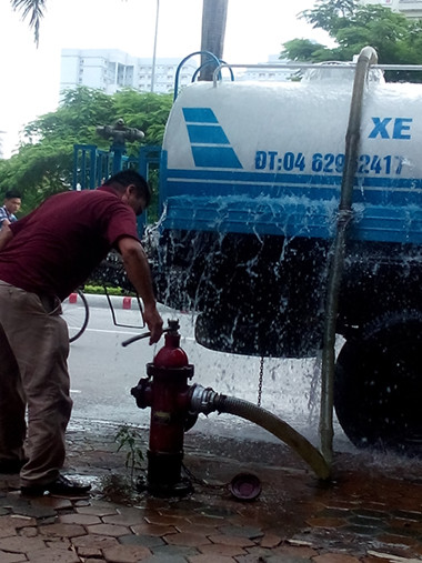 Xe của Công ty VIWACO lấy nước tại trụ nước cứu hỏa để cung cấp cho người dân. Lãnh đạo của VIWACO và Sở cảnh sát PCCC Hà Nội đều cho rằng việc lấy nước trên là được phép. Ảnh: Minh Minh. Xe của Công ty VIWACO lấy nước tại trụ nước cứu hỏa để cung cấp cho người dân. Lãnh đạo của VIWACO và Sở cảnh sát PCCC Hà Nội đều cho rằng việc lấy nước trên là được phép (ảnh Minh Minh)