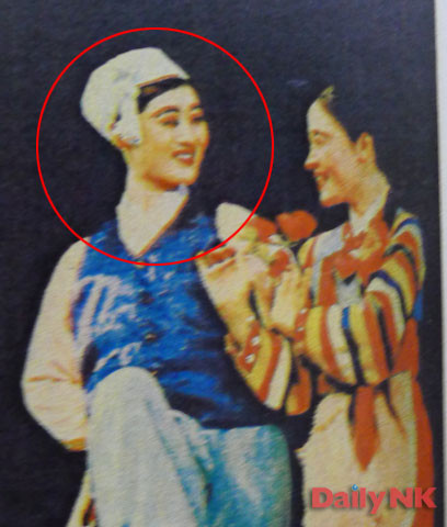 Trong đoàn nghệ thuật, bà được rất nhiều người theo đuổi bởi vẻ đẹp mặn mà duyên dáng của mình.