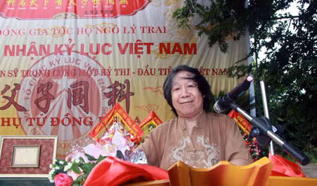 Giáo sư Lê Văn Lan tại buổi lễ đón nhận kỷ lục Guinness của dòng họ Ngô Lý Trai.