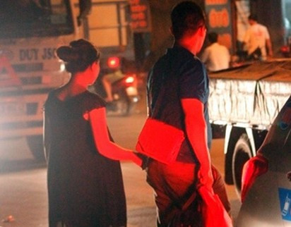 Bà bầu được đưa đi sơ tán trong đêm