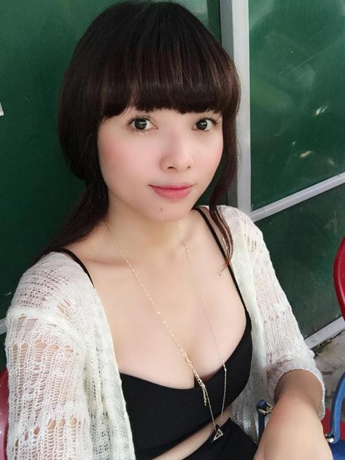 Việt Huê: Hogirl 9X từng là diễn viên nhận được sự quan tâm từ giới trẻ nhờ sở hữu ngoại hình bắt mắt. Tuy nhiên, sau khi lên xe hoa với ca sĩ Lê Hoàng (The Men), Việt Huê hoàn toàn rút lui khỏi làng giải trí để toàn tâm toàn ý lo cho gia đình. Cô lựa chọn công việc bán hàng online để vừa chăm con vừa tự chủ tài chính. Việt Huê: Hogirl 9X từng là diễn viên nhận được sự quan tâm từ giới trẻ nhờ sở hữu ngoại hình bắt mắt. Tuy nhiên, sau khi lên xe hoa với ca sĩ Lê Hoàng (The Men), Việt Huê hoàn toàn rút lui khỏi làng giải trí để toàn tâm toàn ý lo cho gia đình. Cô lựa chọn công việc bán hàng online để vừa chăm con vừa tự chủ tài chính.