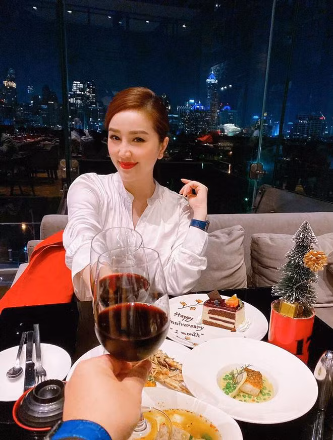 Vợ chồng Bảo Thy kỷ niệm 1 tháng kết hôn bằng một bữa tiệc lãng mạn.