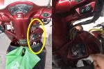 Chạm tay vào xe máy, cô gái giật mình với những thứ đáng sợ bám chi chít