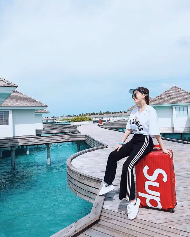 Bảo Thy khoe phòng chất đồ hiệu như trung tâm thương mại ảnh 8