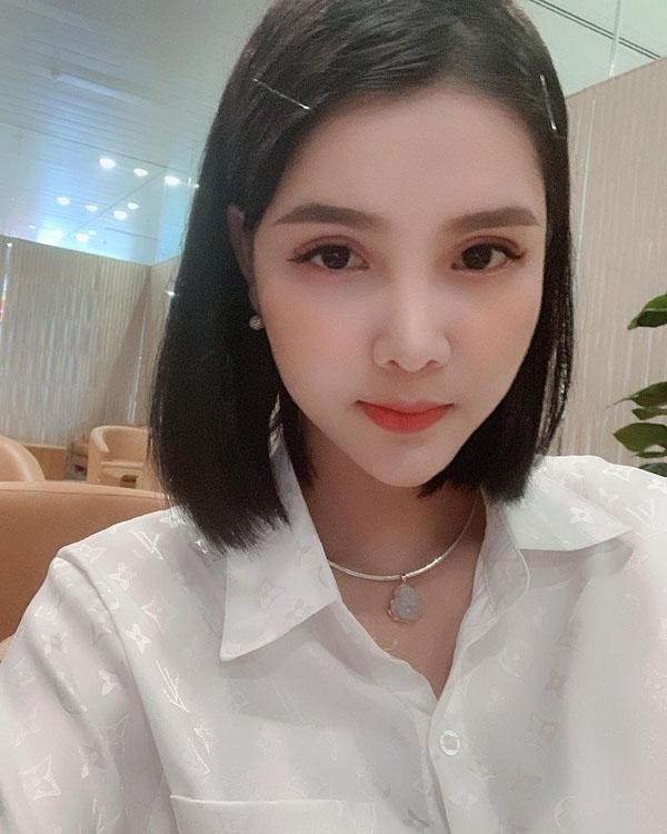 Kỳ Hân: Từng là chân dài đình đám được ông bầu Vũ Khắc Tiệp đào tạo, Kỳ Hân hiện tại đã có cuộc sống yên ấm sau khi lên xe hoa. Sau khi sinh con đầu lòng, chân dài càng không mặn mà với showbiz, mà nhiều thời gian vun vén hạnh phúc gia đình. Cô lựa chọn kinh doanh online với mảng thời trang. Kỳ Hân tự làm mẫu để quảng cáo sản phẩm, nhờ kinh nghiệm có được trong những năm hoạt động nghệ thuật và lợi thế ngoại hình đạt chuẩn. Kỳ Hân: Từng là chân dài đình đám được ông bầu Vũ Khắc Tiệp đào tạo, Kỳ Hân hiện tại đã có cuộc sống yên ấm sau khi lên xe hoa. Sau khi sinh con đầu lòng, chân dài càng không mặn mà với showbiz, mà nhiều thời gian vun vén hạnh phúc gia đình. Cô lựa chọn kinh doanh online với mảng thời trang. Kỳ Hân tự làm mẫu để quảng cáo sản phẩm, nhờ kinh nghiệm có được trong những năm hoạt động nghệ thuật và lợi thế ngoại hình đạt chuẩn.