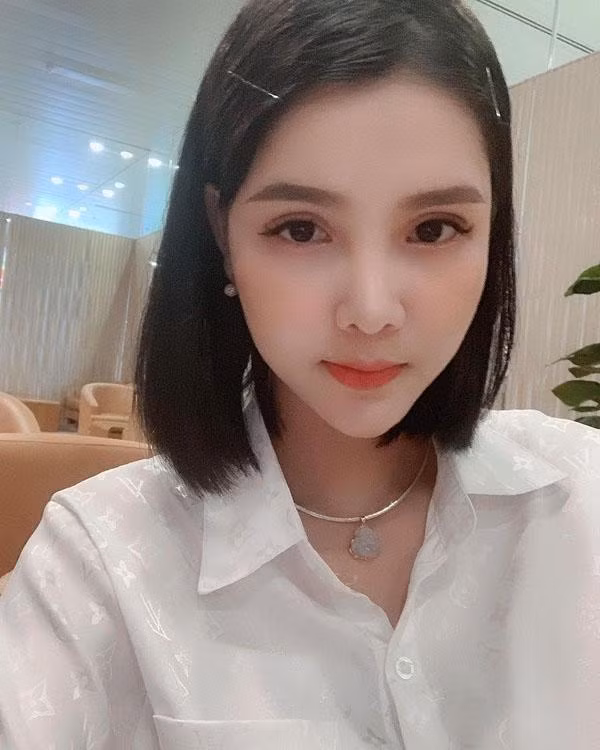 Kỳ Hân: Từng là chân dài đình đám được ông bầu Vũ Khắc Tiệp đào tạo, Kỳ Hân hiện tại đã có cuộc sống yên ấm sau khi lên xe hoa. Sau khi sinh con đầu lòng, chân dài càng không mặn mà với showbiz, mà nhiều thời gian vun vén hạnh phúc gia đình. Cô lựa chọn kinh doanh online với mảng thời trang. Kỳ Hân tự làm mẫu để quảng cáo sản phẩm, nhờ kinh nghiệm có được trong những năm hoạt động nghệ thuật và lợi thế ngoại hình đạt chuẩn.