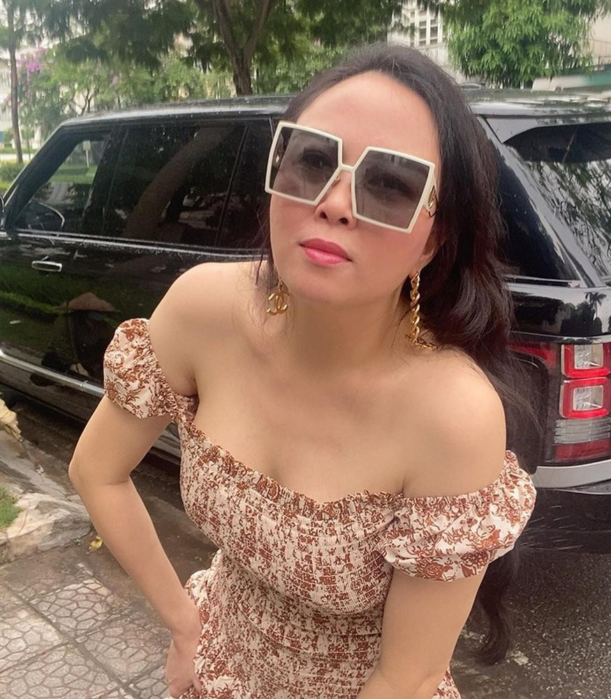 Phượng Chanel bị bóc mẽ photoshop da trắng toát, đầu gối biến mất ảnh 3 Phượng Chanel bị bóc mẽ photoshop da trắng toát, đầu gối biến mất ảnh 3
