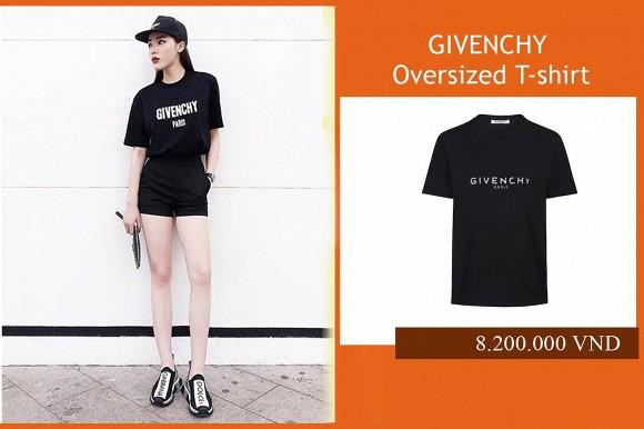 Có tình yêu bất tận với những chiếc áo thun basic, một mẫu áo phông dạo phố "sương sương" của người đẹp cũng có giá hơn 8 triệu đồng. Có tình yêu bất tận với những chiếc áo thun basic, một mẫu áo phông dạo phố "sương sương" của người đẹp cũng có giá hơn 8 triệu đồng.