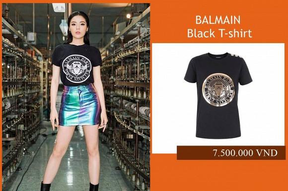 Kỳ Duyên sở hữu khá nhiều áo thun đến từ các thương hiệu nổi tiếng. Mix áo thun của Balmain với chân váy hologram là người đẹp đã có trang phục dạo phố trẻ trung, nổi bật. Kỳ Duyên sở hữu khá nhiều áo thun đến từ các thương hiệu nổi tiếng. Mix áo thun của Balmain với chân váy hologram là người đẹp đã có trang phục dạo phố trẻ trung, nổi bật.