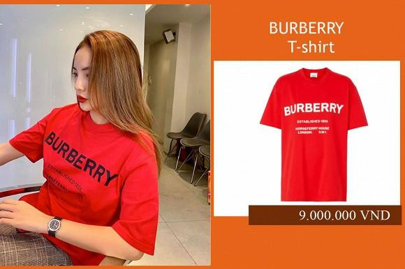 Nhìn có vẻ bình dân nhưng mẫu áo thun đỏ của Burberry không hề rẻ chút nào. Kỳ Duyên đã chi 9 triệu đồng để được sở hữu mẫu áo này. Nhìn có vẻ bình dân nhưng mẫu áo thun đỏ của Burberry không hề rẻ chút nào. Kỳ Duyên đã chi 9 triệu đồng để được sở hữu mẫu áo này.